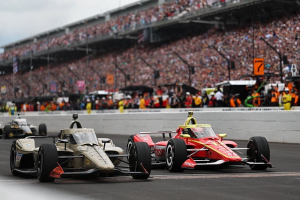 Photo Felix Rosenqvist (MSR) coiffe David Malukas (Penske) au sprint dans un final à suspense