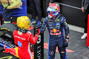 Photo Lewis Hamilton savoure son duel avec Verstappen : Dieu merci, j’ai réussi à le garder derrière