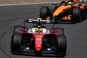 Photo McLaren voit Ferrari en pole position au Grand Prix de Monaco