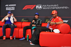 Photo Antonelli tremble encore après sa pole, Hamilton et Verstappen lui donnent un mauvais conseil !