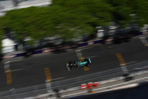 Photo Au milieu du bazar, Aston Martin et Alonso inscrivent leur premier point