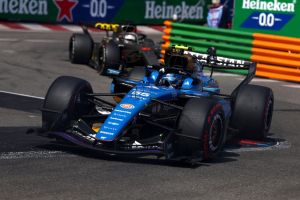 Photo Sainz tacle Hülkenberg après l'accrochage du second départ