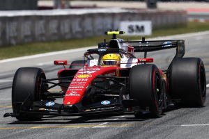 Photo Hamilton terrasse Mercedes pour sa première victoire avec Ferrari, abandon pour Antonelli !