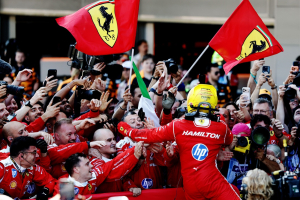 Photo La revanche se pare de rouge