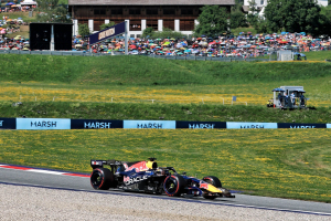 Photo Crash de Verstappen : Max tacle la lenteur de la FIA, Russell défend la décision