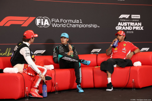 Photo Deux Ferrari contre une Mercedes : Russell se méfie, Leclerc et Hamilton vont s'allier