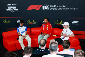 Photo Lewis Hamilton plaisante sur ses chances de titre : « À part si je m’introduis dans le garage Mercedes… »