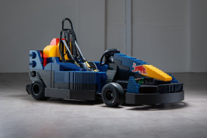 Photo Verstappen pas enchanté par la parade avec les karts Lego