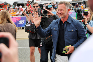 Photo Horner de retour à Silverstone... mais entretient le flou sur son avenir en F1