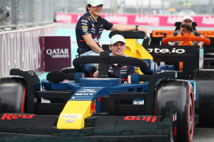 Photo GP de Grande-Bretagne de F1 : vivez la parade des pilotes en karts Lego en direct vidéo