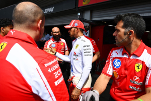 Photo Hamilton renverse un mécanicien Ferrari : le verdict des commissaires