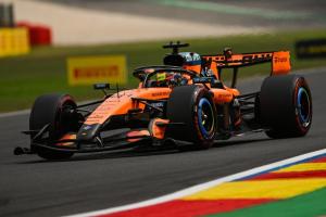 Photo McLaren avec l'aileron Macarena et un gros package d'évolutions en Hongrie
