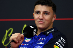 Photo Isack Hadjar avant le GP de Hongrie de F1 : “Ce serait cool de partir pourquoi pas avec un podium”