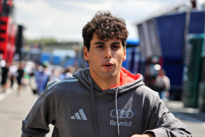 Photo Bortoleto défend la F1 de 2026 : 'Verstappen, Hamilton ou Leclerc ne sont pas devenus lents'