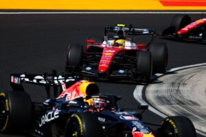 Photo Hamilton pointe du doigt Ferrari après le GP de Hongrie