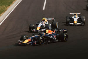 Photo Traités 'd'idiots' par Verstappen, les pilotes Racing Bulls racontent les problèmes de drapeaux bleus