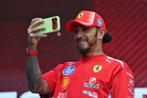 Photo Des cartes Pokémon à la F1 : le nouveau pari de Lewis Hamilton