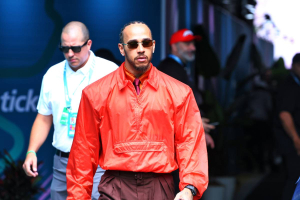 Photo Un ancien patron d'écurie s'en prend au style vestimentaire de Lewis Hamilton