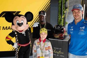 Photo Un casque Disney signé par les 20 pilotes de F1 vendu à un prix record lors d'une vente aux enchères