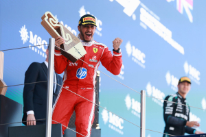 Photo Hamilton la régularité incarnée en 2026, vers une fin de série historique pour Verstappen ?