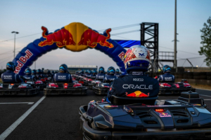 Photo Max Verstappen va affronter 100 pilotes dans une course de karting