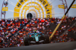 Photo Fernando Alonso sort Aston Martin des dunes à Zandvoort