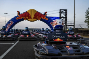 Photo Max Verstappen face à 100 pilotes : un défi complètement fou l'attend à Silverstone