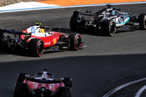 Photo Mercedes tranche, Ferrari hésite : Zandvoort illustre deux philosophies opposées