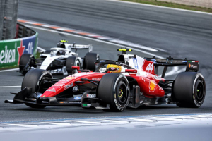 Photo Ferrari appelée à sacrifier Leclerc pour Hamilton dans la course au titre