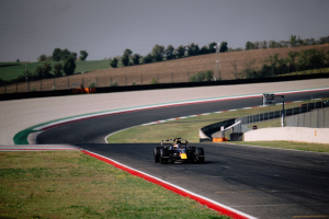 Photo Lawson dans la Red Bull au Mugello, Tsolov dans la Racing Bulls à Imola