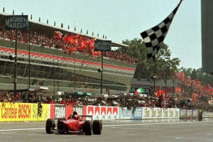 Photo Ferrari rendra hommage à Michael Schumacher avec une livrée spéciale 1996 à Monza