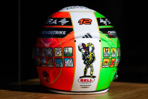 Photo Antonelli adopte un casque plein d'humour, en référence à Rossi et l'Italie
