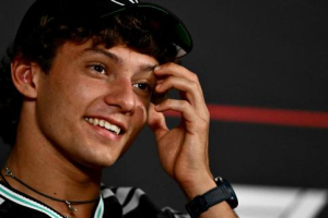 Photo Formule 1 : les tifosi italiens partagés entre leur fidélité à Ferrari et leur fascination pour le prodige Kimi Antonelli