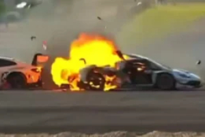 Photo Piégé dans sa Ferrari en feu, il est sauvé par un pilote rival