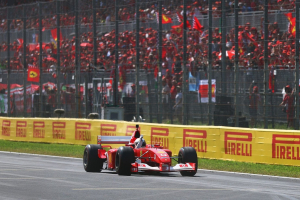 Photo Vidéo : Vettel rend un hommage émouvant à Schumacher dans la Ferrari F2002