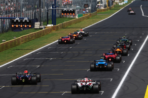 Photo GP d'Italie de F1 : le départ de la course, envole parfait pour Pierre Gasly, Lewis Hamilton et Charles Leclerc se frittent