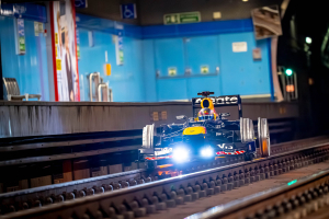 Photo Une F1 sur les rails et dans le métro ! Red Bull fait rugir la RB8 sous Madrid (+ vidéo)