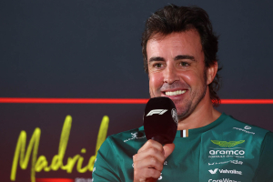 Photo 'Pas bientôt' : Alonso s'amuse et joue avec les médias sur son avenir