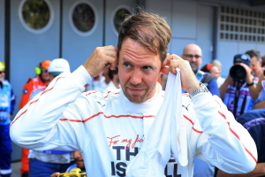 Photo Sebastian Vettel adoube Kimi Antonelli et est prêt à perdre son record de précocité