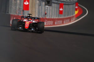 Photo Charles Leclerc privé du moteur évolué de Ferrari à Madrid