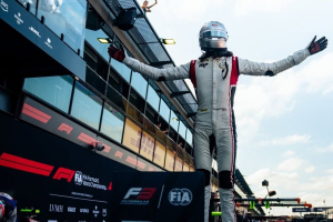 Photo Ugochukwu renverse Slater pour s'adjuger le titre F3