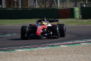 Photo Ferrari et Racing Bulls en piste à Imola pour des essais Pirelli