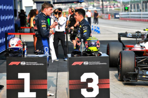 Photo Pole de Verstappen, retour en force d'Hadjar, complicité du duo : ça roucoule chez Red Bull avant le Grand Prix de Bahreïn