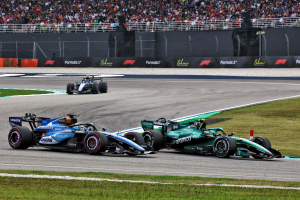 Photo Aston Martin F1 se trompe avec les slicks mais Alonso marque quatre points !