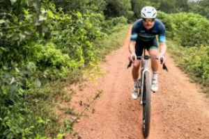Photo Bottas enfourche son vélo pour rejoindre Singapour depuis la Malaisie