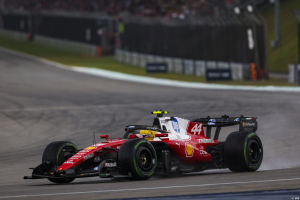 Photo Hamilton dénonce les critiques contre Ferrari : 'McLaren a fait la même erreur'